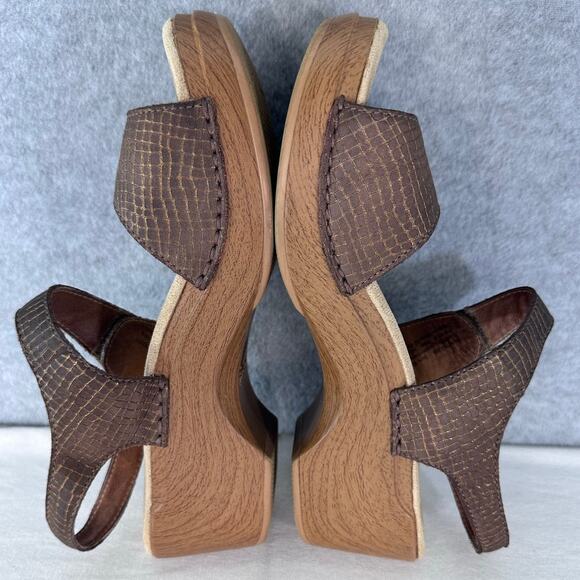 Dansko Women sz 40 Strap Sandals Brown & Gold Reptile Sandal Clog Wedge Comfort - Picture 4 of 9